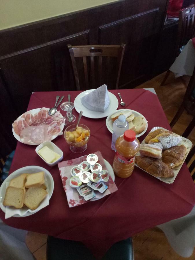 London Cafe Bed & Breakfast Кастелново не'Монти Екстериор снимка
